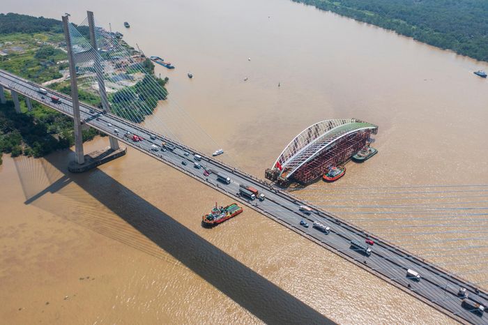  Gần 11h ngày 19/10, đoàn tàu lai dắt chở nhịp chính cầu đi bộ qua sông Sài Gòn cùng hệ khung đỡ đi qua cầu Phú Mỹ. 