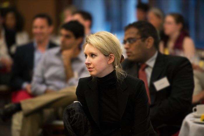  Elizabeth Holmes thường xuyên diện áo cổ lọ đen khi xuất hiện trước công chúng. Ảnh: Zuma Wire. 