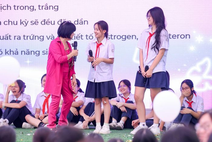 Các nữ sinh THCS Hoàng Mai hào hứng với các hoạt động ở sự kiện sáng 19/10.