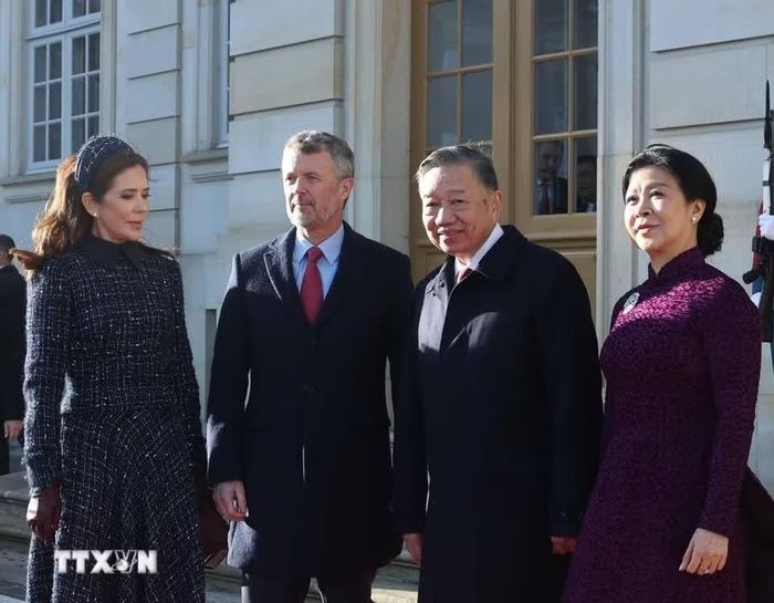  Tổng Bí thư, Chủ tịch nước Tô Lâm và Phu nhân Ngô Phương Ly với Nhà Vua Đan Mạch Frederik X và Hoàng hậu Mary. Chuyến thăm là dấu mốc lịch sử quan trọng trong quan hệ hai nước, thể hiện tầm nhìn chiến lược, quyết tâm chính trị và sự tin cậy giữa lãnh đạo hai nước, đồng thời tạo động lực mới đưa quan hệ Việt Nam-Đan Mạch lên tầm cao mới. 