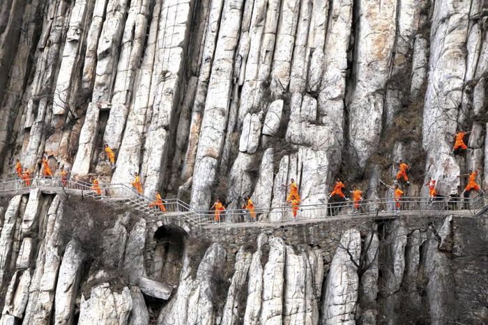 Báo chí Trung Quốc từng phát hiện một số cơ sở tự nhận trực thuộc Thiếu Lâm Tự để tuyển sinh, dù phía nhà chùa phủ nhận mối liên hệ.