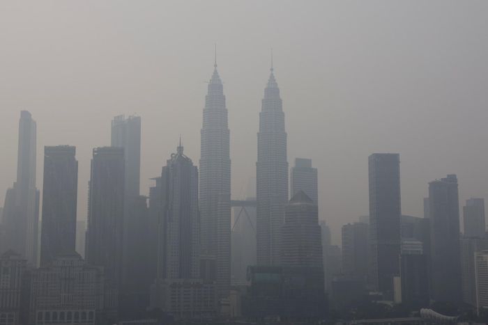 Bầu trời Kuala Lumpur (Malaysia) chìm trong khói mù mịt do ảnh hưởng từ các vụ cháy rừng tại Indonesia. Ảnh: EPA.