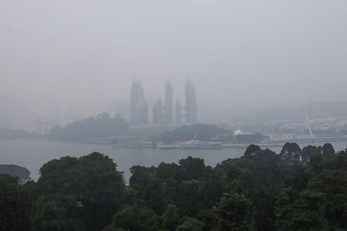 Khói mù và bụi mịn bao phủ bầu trời Singapore. Ảnh: Reuters.