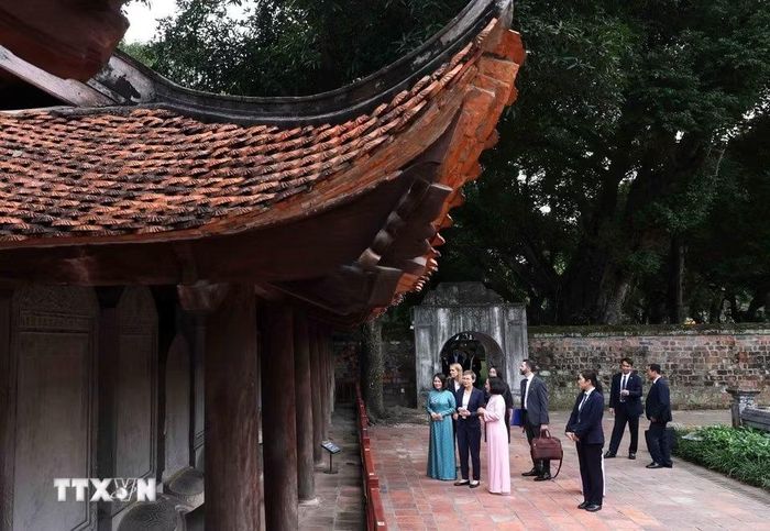  Thủ tướng Liechtenstein Brigitte Haas nghe giới thiệu về 82 tấm bia Tiến sĩ trong Văn Miếu - Quốc Tử Giám. 