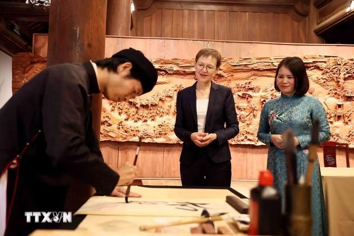  Thủ tướng Liechtenstein Brigitte Haas ghi lưu bút tại Văn Miếu - Quốc Tử Giám. 