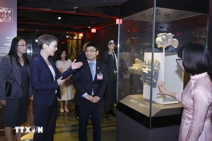 Thủ tướng Công quốc Liechtenstein Brigitte Haas tham quan Khu trưng bày khảo cổ học dưới lòng Nhà Quốc hội chiều 19/10. Thủ tướng Brigitte Haas đánh giá cao những thành tựu phát triển, tiềm năng tăng trưởng và vị trí chiến lược của Việt Nam, bày tỏ mong muốn quan hệ hai nước sẽ mở rộng trên nhiều lĩnh vực, mong muốn khai thác hiệu quả những cơ hội được mở ra từ các thỏa thuận hợp tác mới, trong đó Hiệp định Thương mại tự do Việt Nam-EFTA và Hiệp định tránh đánh thuế hai lần là những dấu mốc quan trọng trong quan hệ giữa hai bên.
