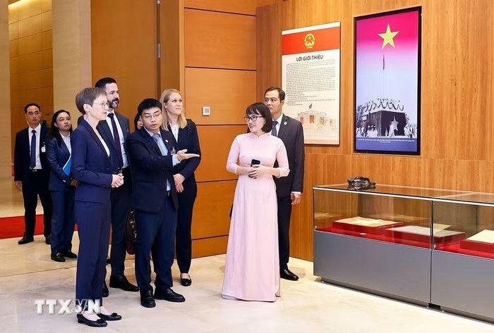  Cũng trong chiều 19/10, tại Nhà Quốc hội, Thủ tướng Công quốc Liechtenstein Brigitte Haas tham quan Bảo tàng Quốc hội Việt Nam. 