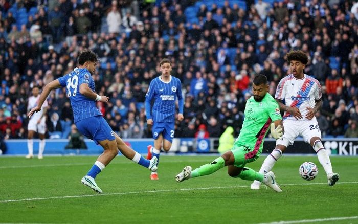  Kostoulas chỉ có 8 lần đá chính tại Premier League mùa đầu tiên, dù thuộc nhóm cầu thủ đắt giá nhất Brighton. 