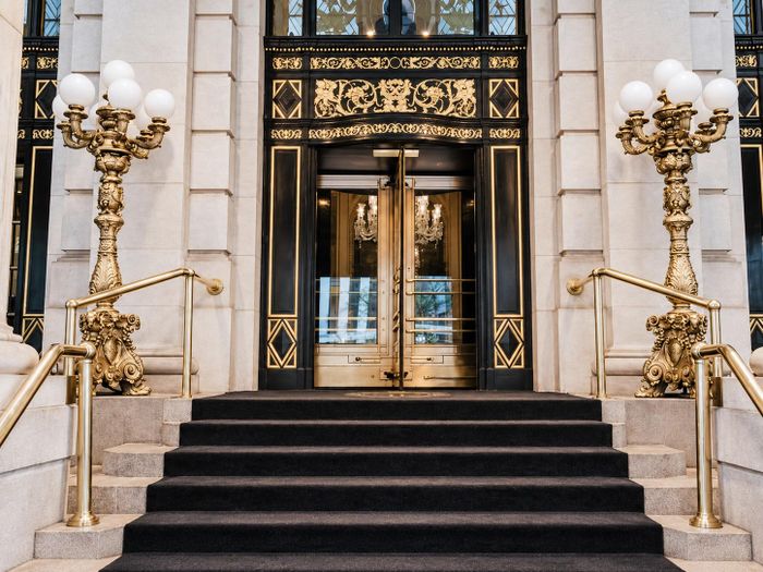 Những bậc thềm trải thảm đen dẫn vào khách sạn The Plaza ở New York, Mỹ, góp phần tạo nên vẻ sang trọng cho khu vực cửa chính. Ảnh: The Plaza.