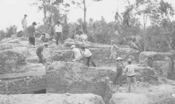  Khai quật Lò gốm Hưng Lợi, quận 8 cũ năm 1997. 