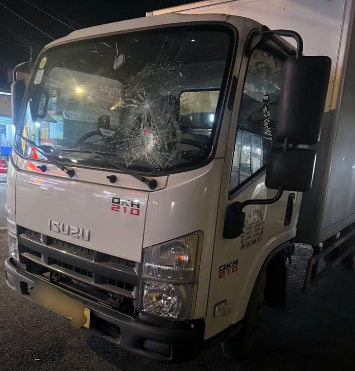 Chiếc ôtô bị đập phá. 