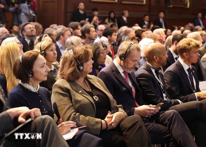 Các đại biểu tham dự cuộc phát biểu chính sách tại Đại học Copenhagen của Tổng Bí thư, Chủ tịch nước Tô Lâm. Ngày nay, Đan Mạch đã trở thành một trong những nhà đầu tư hàng đầu của EU tại Việt Nam, đồng thời nổi bật trong các đối tác Bắc Âu về đầu tư chất lượng cao và phát triển xanh. Các dự án của nhiều doanh nghiệp lớn của Đan Mạch, đặc biệt trong lĩnh vực cảng biển, vận tải biển, logistics và công nghiệp xanh là minh chứng sinh động cho hiệu quả hợp tác giữa hai nước.