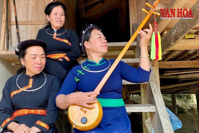 Bà Đào Thị Thoa (người cầm đàn) đã có hơn 3 thập kỷ gắn bó với nghệ thuật hát Then