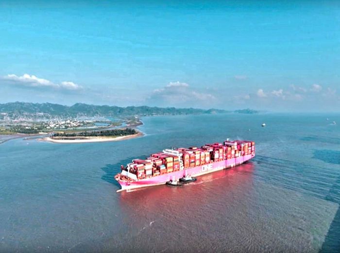 Tàu có chiều dài 360m, nặng 172.000 tấn