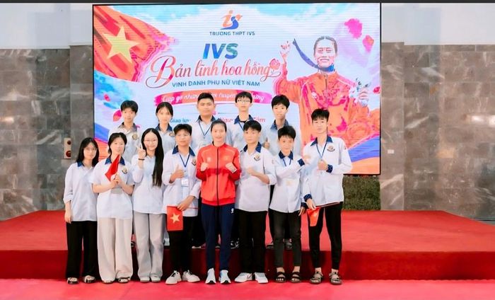 Võ sĩ Nguyễn Thị Tâm giao lưu với học sinh trường IVS. Ảnh: Phú Sơn