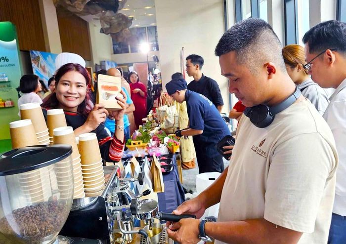 Hương vị cà phê là cây cầu nối kỳ diệu đưa du khách chạm đến văn hóa bản địa