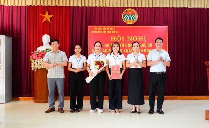 Các thành viên ra mắt Câu lạc bộ nông dân sản xuất, kinh doanh giỏi. Ảnh: Khánh Chi
