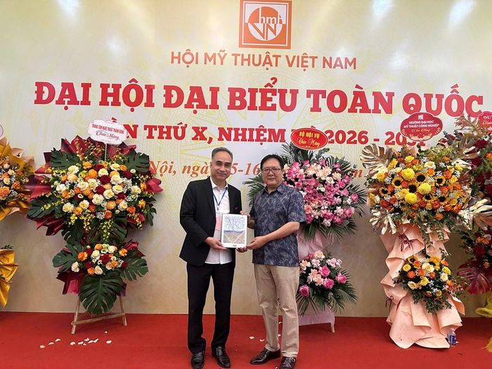 Hội Mỹ thuật Việt Nam tặng ấn phẩm "Vỏ tương lai" cho NSND Vương Duy Biên, Phó Chủ tịch chuyên trách Liên hiệp các Hội Văn học nghệ thuật Việt Nam, Chủ tịch Hiệp hội Phát triển công nghiệp văn hóa Việt Nam