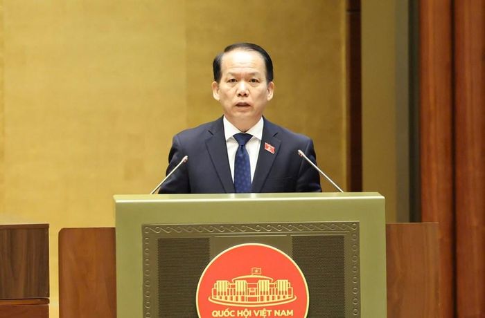 Bộ trưởng Bộ Tư pháp Hoàng Thanh Tùng trình bày tờ trình