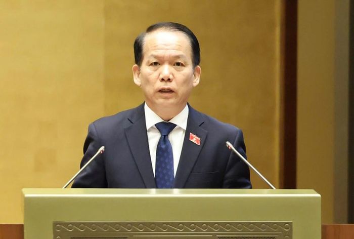 Bộ trưởng Bộ Tư pháp Hoàng Thanh Tùng trình bày tờ trình