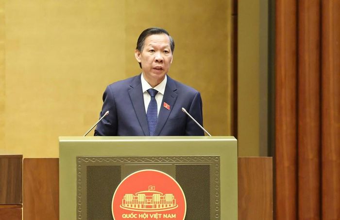 Chủ nhiệm Ủy ban Kinh tế và Tài chính Phan Văn Mãi trình bày báo cáo thẩm tra