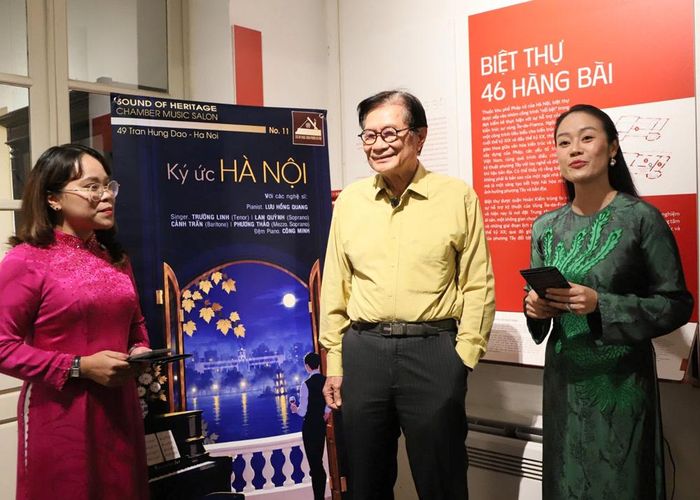 Nhạc sĩ Dương Thụ và Phó Chủ tịch UBND phường Cửa Nam (ngoài cùng bên trái) chia sẻ trước giờ livestream