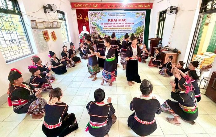 Nghệ thuật múa dân gian là một phần quan trọng trong đời sống văn hóa, tinh thần của đồng bào Khơ Mú ở Điện Biên