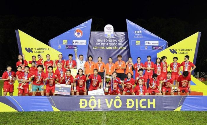 Đội bóng đá nữ TP.HCM I nâng cao Cup vô địch Giải bóng đá nữ vô địch quốc gia – Cúp Thái Sơn Bắc 2026, đánh dấu lần thứ 8 liên tiếp đăng quang