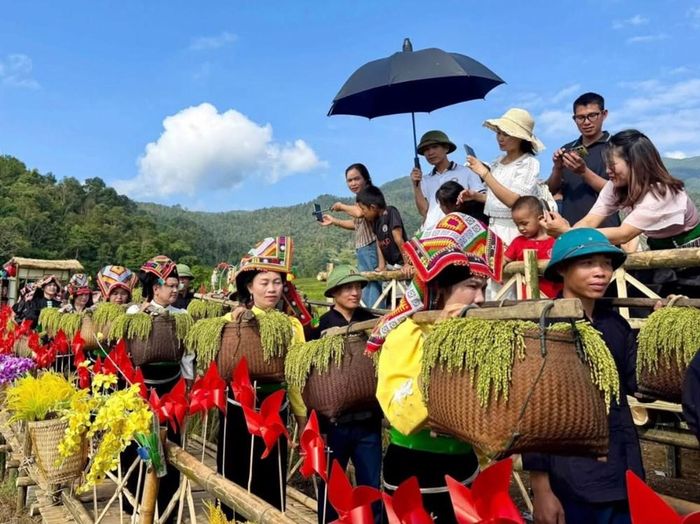 Điểm nhấn của lễ hội là phần nghi lễ tái hiện các công đoạn gắn với mùa lúa mới, gồm hái lúa, đốt lúa, rước hồn lúa, giã cốm, làm cơm cốm và cúng thổ địa. Những nghi thức này thể hiện lòng biết ơn trời đất, thần linh đã phù hộ mưa thuận gió hòa, mùa màng bội thu; trân trọng thành quả lao động và gửi gắm ước vọng về cuộc sống no ấm của người dân