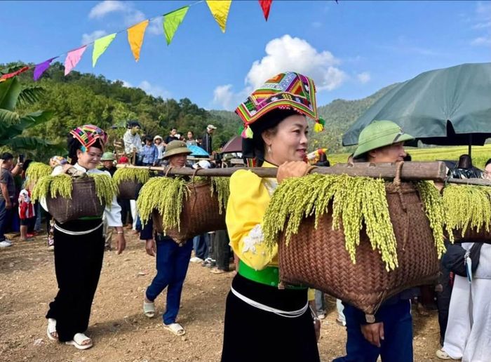 Trong khuôn khổ sự kiện, các gian hàng trưng bày, giới thiệu nông sản chủ lực và sản phẩm OCOP địa phương. Nổi bật là sản phẩm cốm làm từ gạo nếp Tan Pỏm, giống nếp nương nổi tiếng với hương thơm và độ dẻo đặc trưng. Sản phẩm không chỉ gắn với mùa thu hoạch mà còn thể hiện kinh nghiệm canh tác và nét tinh tế trong văn hóa ẩm thực của người dân Mường Kim