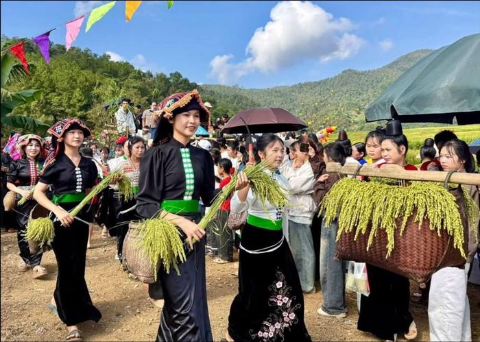 Sau phần lễ, không khí hội diễn ra sôi nổi với các hoạt động trải nghiệm giã cốm, giao lưu văn nghệ quần chúng, thi nấu ăn ẩm thực dân tộc và trò chơi dân gian như tung còn, bịt mắt bắt vịt, nhảy bao bố. Qua đó, người dân và du khách có dịp tìm hiểu phong tục tập quán, hòa mình vào đời sống văn hóa cộng đồng của người Thái