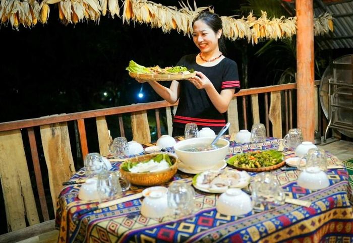 Nhà sàn truyền thống tạo điểm nhấn cho không gian trải nghiệm văn hóa Hrê tại Plây Hrê của chị Trinh Sơn Uyên