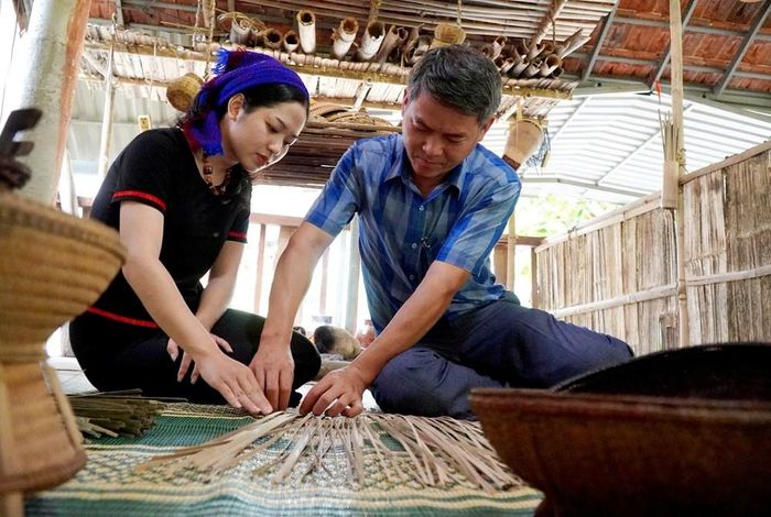 Nghề đan lát truyền thống được giới thiệu tại Plây Hrê