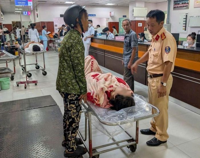 Nạn nhân được đưa đến cơ sở y tế kiểm tra sức khỏe