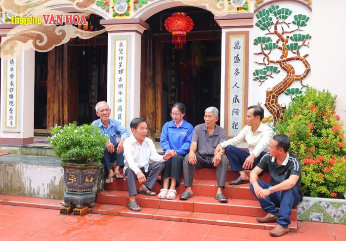 Các bậc cao niên kể lại câu chuyện hình thành Lăng Vạn Đông Yên, góp phần lưu giữ ký ức làng biển và trao truyền những giá trị văn hóa truyền thống cho thế hệ sau