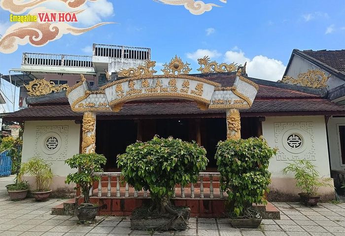 Nhà thờ họ Trần ở thôn Đông Yên gắn với tuổi thơ nhà thơ Tế Hanh, đồng thời lưu giữ những giá trị kiến trúc, gia phong và ký ức của nhiều thế hệ trong dòng tộc