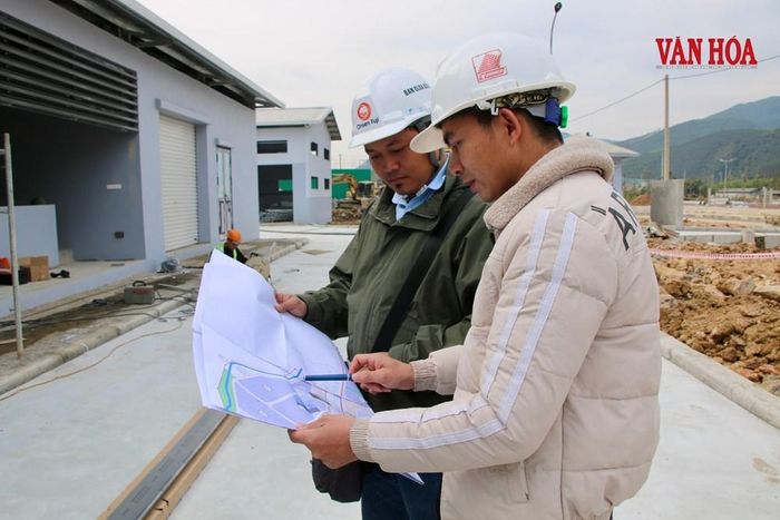 Đại diện Ban Quản lý dự án Cụm công nghiệp Quảng Chu trao đổi về quy hoạch và tiến độ triển khai dự án