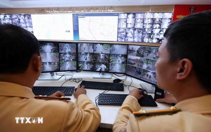 Cảnh sát giám sát hệ thống camera AI. Ảnh: TTXVN