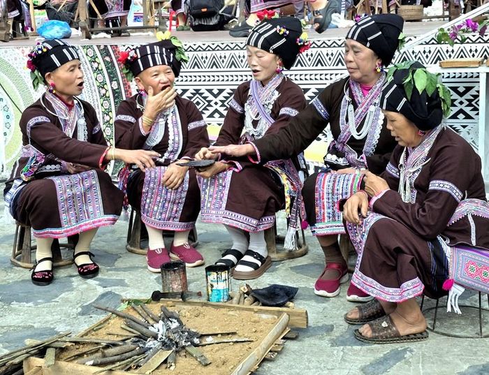 Phụ nữ dân tộc Lự lấy khói cây "mạy tỉu" chà vào răng