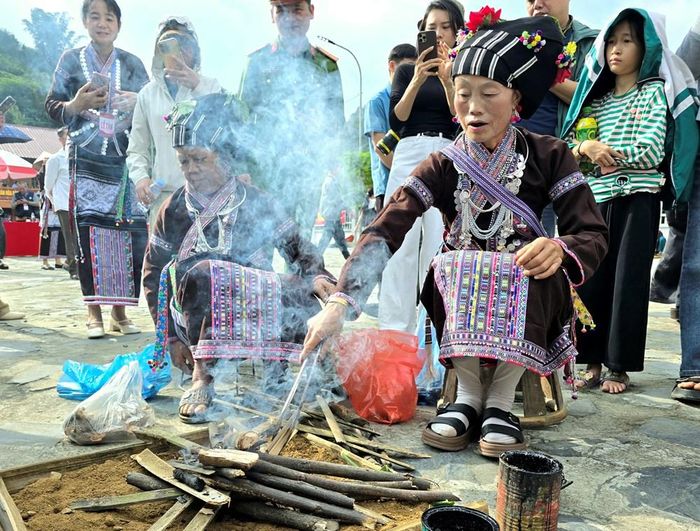 Phụ nữ dân tộc Lự đốt cây "mạy tỉu" để tạo nguyên liệu nhuộm răng