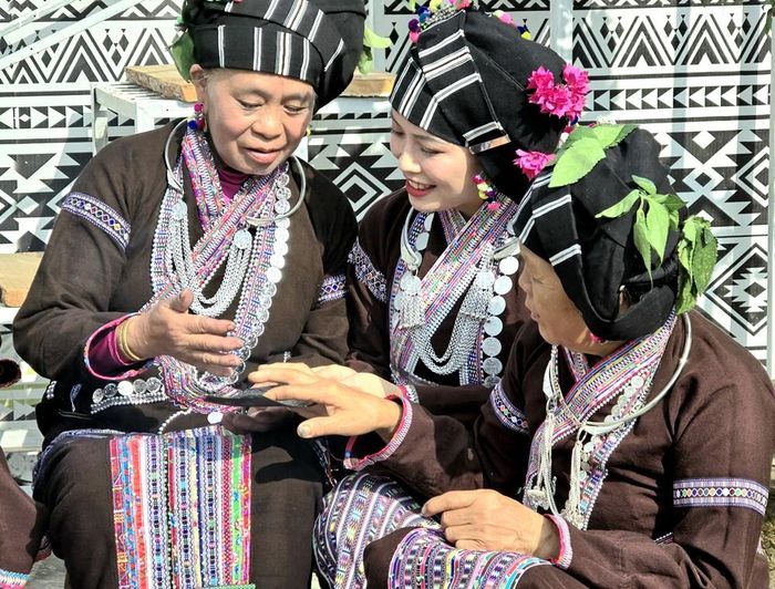 Dù các giá trị truyền thống vẫn được chính quyền và cộng đồng nỗ lực truyền dạy cho thế hệ trẻ, nhưng lớp trẻ người Lự ngày nay không còn thích nhuộm răng