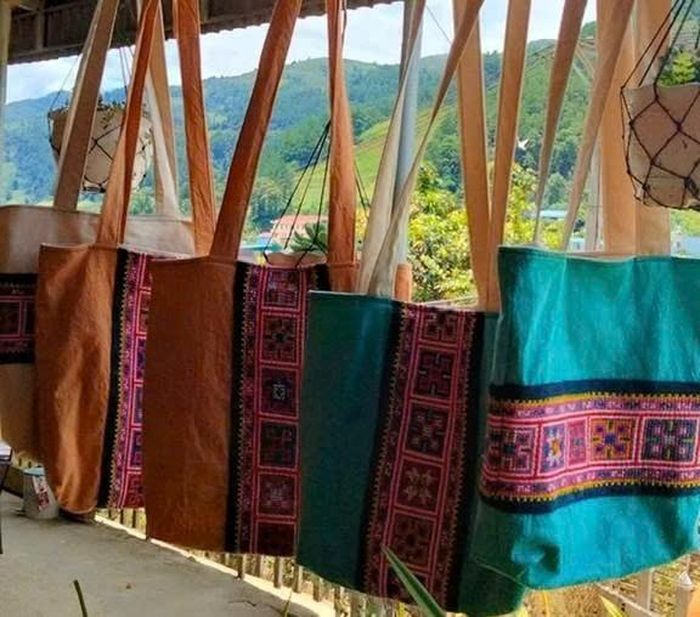 Từ những mảnh vải thổ cẩm, cô Khu tạo nên nhiều sản phẩm thủ công mang đậm bản sắc văn hóa Mông
