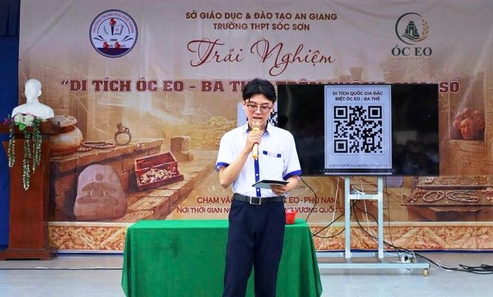 Em Huỳnh Gia Phát, lớp 11A4 Trường THPT Sóc Sơn, thành viên của dự án, hướng dẫn vào trang web