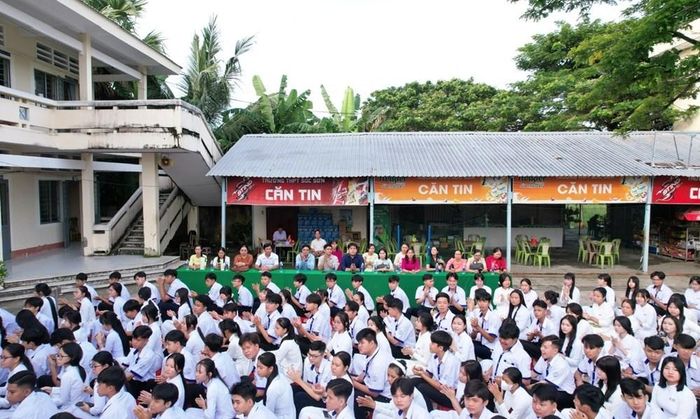 Thầy cô và học sinh Trường THPT Sóc Sơn, xã Mỹ Thuận