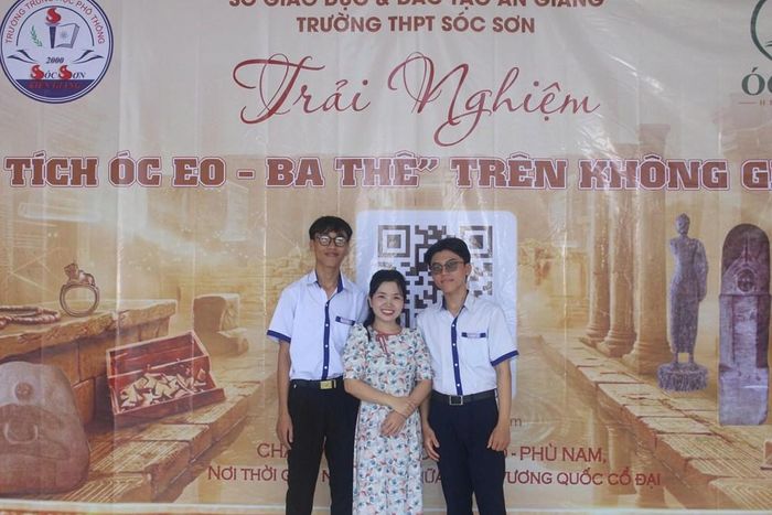 Ba cô trò Trường THPT Sóc Sơn trong buổi ra mắt trang web khuditichoceo.com
