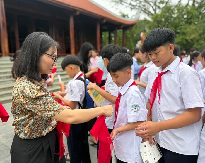 Tại Di tích lịch sử văn hóa Đền Thượng, các em tìm hiểu giá trị của di tích gắn với truyền thống đấu tranh chống ngoại xâm của nhân dân các dân tộc Lào Cai. Chương trình cũng giới thiệu địa điểm lưu niệm nơi Đại tướng Võ Nguyên Giáp và Thủ tướng Phạm Văn Đồng từng dừng chân, giúp học sinh có thêm góc nhìn về những dấu mốc lịch sử gắn với địa phương