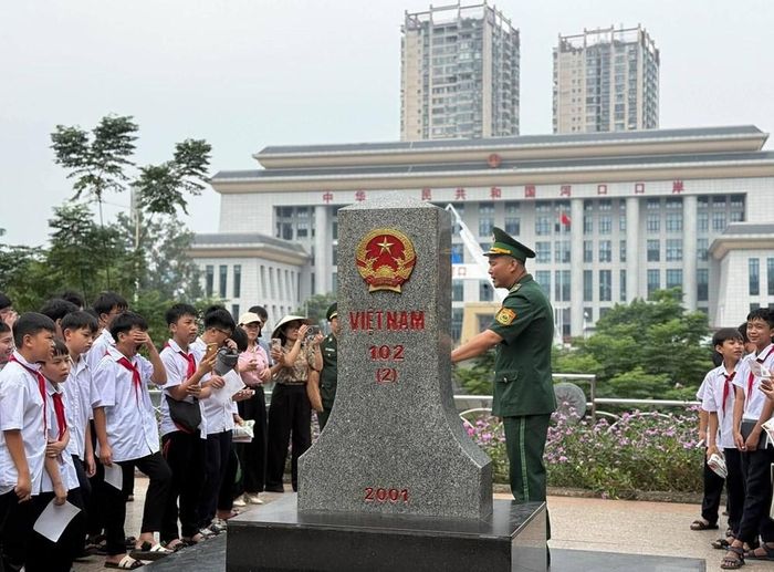 Đến Di tích lịch sử văn hóa Đền Mẫu, hành trình mở rộng sang tìm hiểu vai trò của Cửa khẩu Quốc tế Lào Cai và Cột mốc 102. Qua đó, học sinh được giới thiệu về vị trí của Lào Cai trong giao lưu, giao thương khu vực biên giới, đồng thời nâng cao nhận thức về trách nhiệm bảo vệ chủ quyền lãnh thổ quốc gia