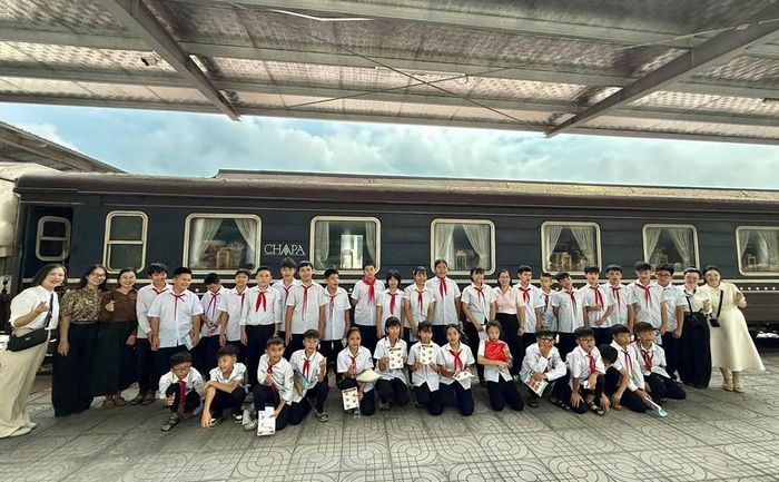 Điểm dừng chân cuối cùng là Ga Lào Cai. Tại đây, học sinh tìm hiểu lịch sử hình thành tuyến đường sắt, vai trò của nhà ga trong kết nối giao thương kinh tế, văn hóa và truyền thống 80 năm ngành Đường sắt Việt Nam (21.10.1946 – 21.10.2026)