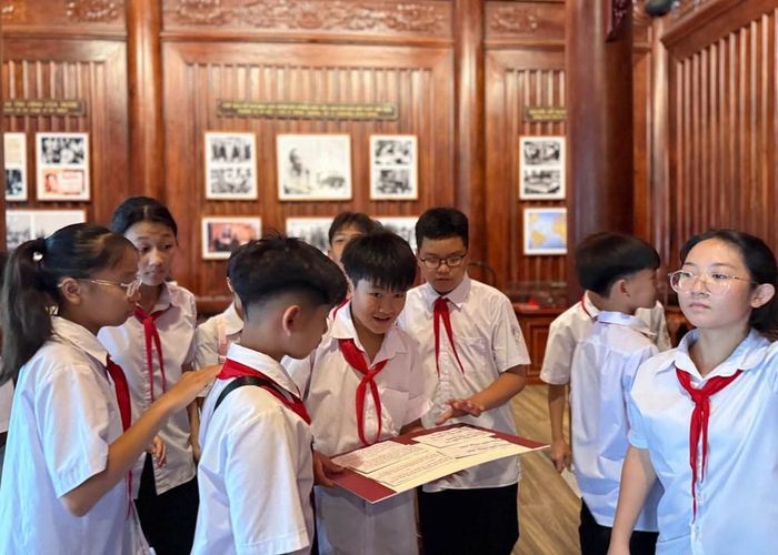 Chương trình đồng thời góp phần xây dựng mô hình giáo dục di sản “Bảo tàng – Trường học – Di tích”, tăng cường sự phối hợp giữa các thiết chế văn hóa, cơ sở giáo dục và đơn vị quản lý di tích. Qua đó, những giá trị lịch sử, văn hóa của Lào Cai được đưa đến gần hơn với học sinh, góp phần bồi đắp tình yêu quê hương và trách nhiệm của thế hệ trẻ trong gìn giữ di sản, bảo vệ chủ quyền biên giới quốc gia