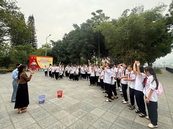 Thông qua 4 trạm trải nghiệm, chương trình kết nối kiến thức Lịch sử, Địa lý với không gian thực tế, giúp học sinh hiểu rõ hơn về giá trị di sản, truyền thống đấu tranh bảo vệ quê hương và vị thế của Lào Cai ở khu vực biên giới. Việc trực tiếp quan sát, lắng nghe và tham gia hoạt động tại từng điểm đến cũng khuyến khích các em chủ động khám phá, ghi nhớ kiến thức và hình thành ý thức gìn giữ di sản